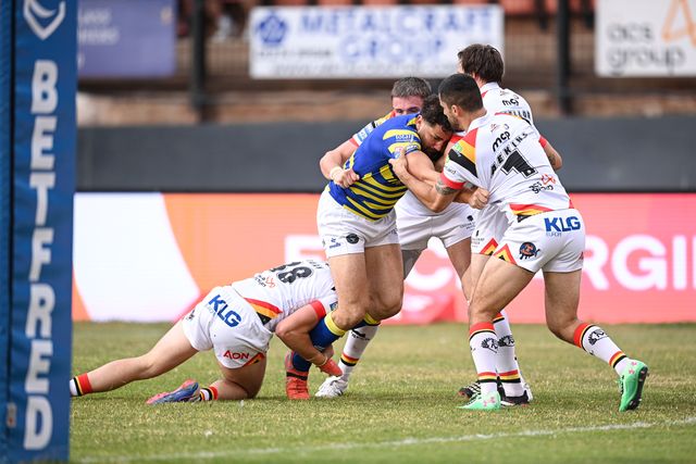 Toby King of Warrington Wolves whilst under pressure during the Betfred Super League round 22 match Bradford Bulls vs Warrington Wolves at Odsal Stadium, Bradford, United Kingdom on 08 August 2026

(Photo by Ben Roberts/News Images)