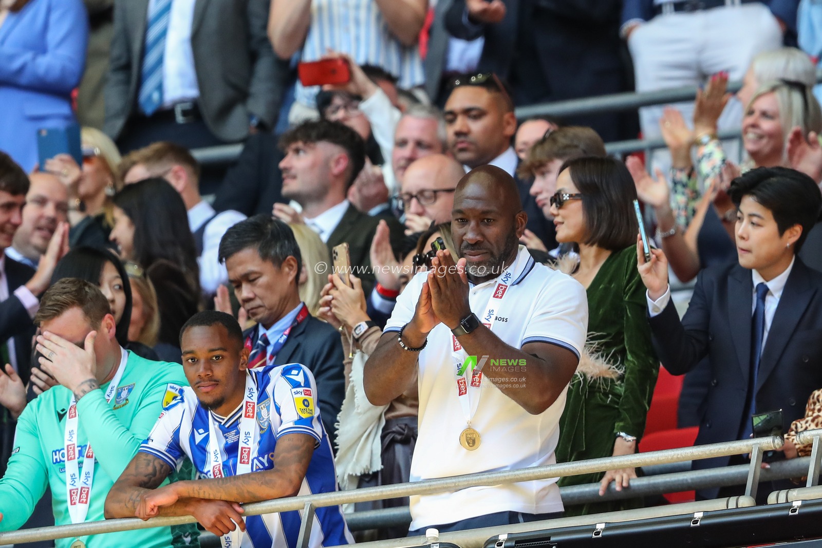 Darren Moore manager of Sheffield Wednesday celebrate their win and promotion to the Championship after the Sky Bet League 1 Play-off Final match Barnsley vs Sheffield Wednesday at Wembley Stadium, London, United Kingdom, 29th May 2023

(Photo by Gareth Evans/News Images)