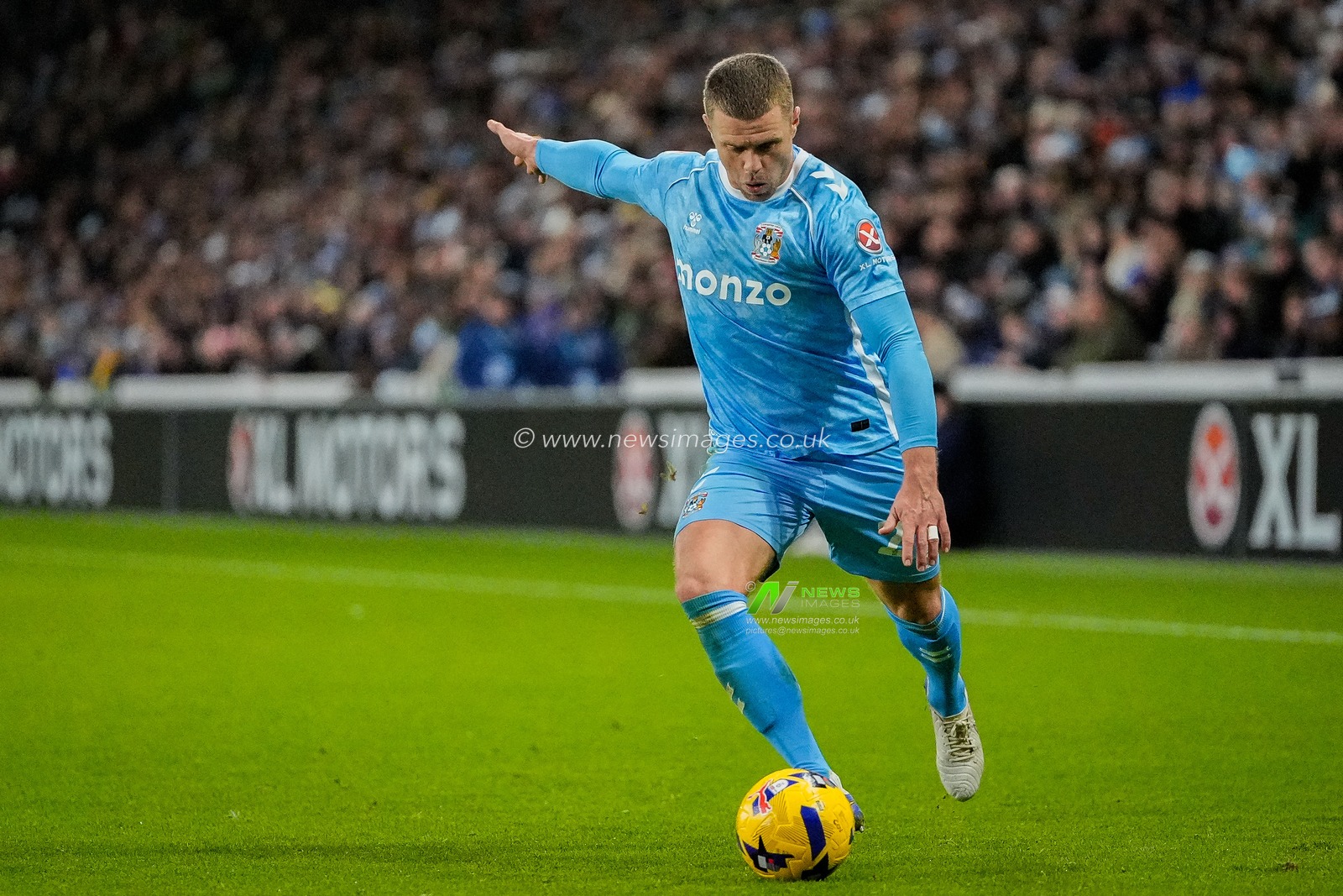 Jake Bidwell, of Coventry City crosses the ball during the Sky Bet Championship match Coventry City vs Swansea City at Coventry Building Society Arena, Coventry, United Kingdom, 26th December 2025

(Photo by Maynard Manyowa/News Images)

*** GER AUT SUI OUT ***