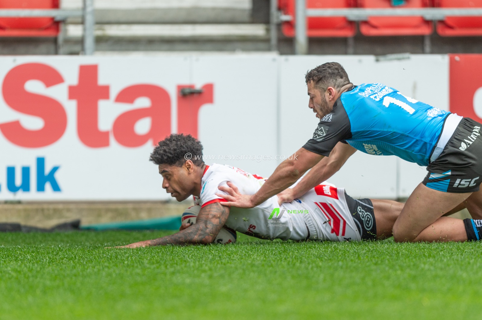 22nd April 2019 , Totally Wicked Stadium, St Helens, England;  Betfred Super League, Round 12, St Helens vs Hull FC, Kevin Naiqama (3) of St Helens scores a try

Credit: Richard Long/News Images