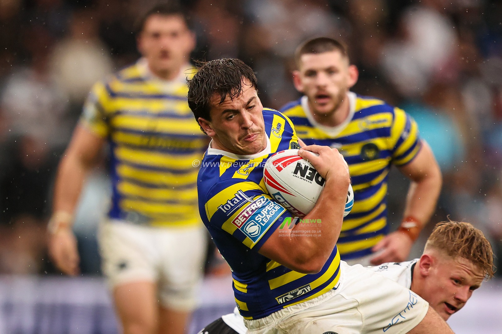 Max Wood of Warrington Wolves is tackled by Lloyd Kemp of Hull FC during the Betfred Super League round 25 match Hull FC vs Warrington Wolves at MKM Stadium, Hull, United Kingdom on 29 August 2026

(Photo by Alfie Cosgrove/News Images)