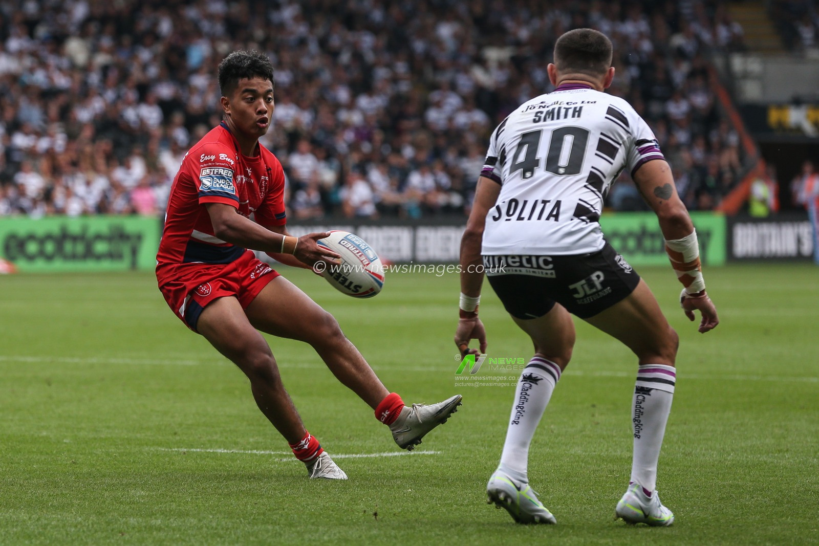 Phoenix Laulu-Togaga'e #29 of Hull KR gets his pass away during the Betfred Super League match Hull FC vs Hull KR at MKM Stadium, Hull, United Kingdom, 3rd September 2022

(Photo by David Greaves Photos/ Via/News Images)
