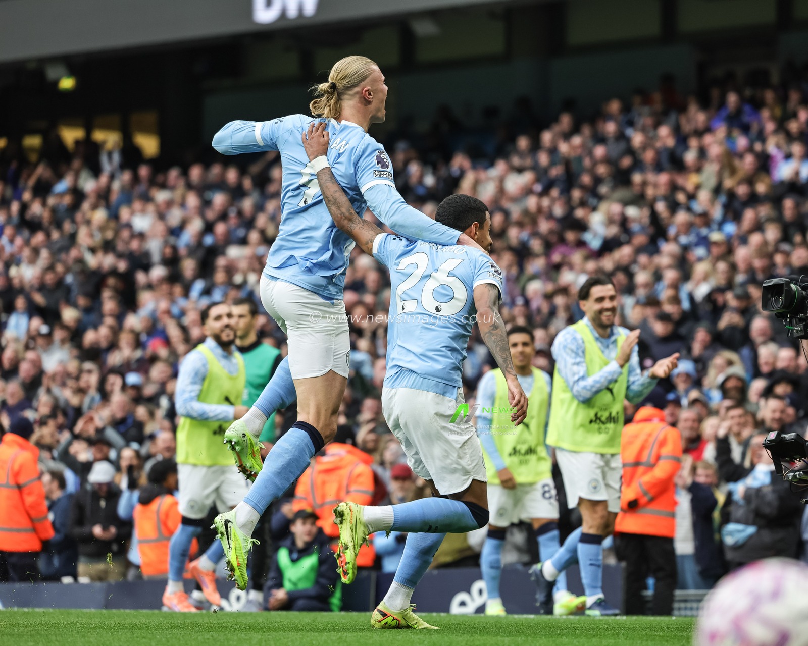Erling Haaland of Manchester City celebrates his goal to make it 2-0 with Savinho of Manchester City  during the Premier League match Manchester City vs Everton at Etihad Stadium, Manchester, United Kingdom, 18th October 2025

(Photo by Mark Cosgrove/News Images)