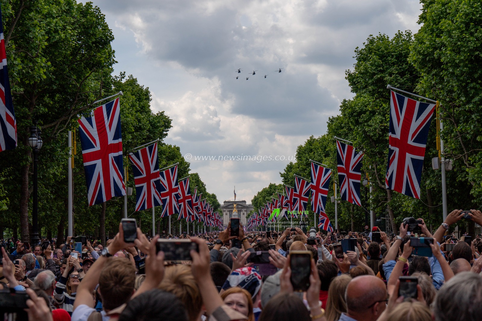 Fly Past down the mall heading towards Buckingham Palace