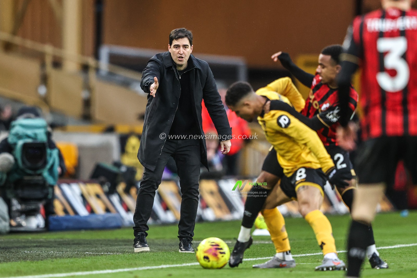Andoni Iraola manager of Bournemouth gives his team instructions during the Premier League match Wolverhampton Wanderers vs Bournemouth at Molineux, Wolverhampton, United Kingdom, 31st January 2026

(Photo by Alfie Cosgrove/News Images)