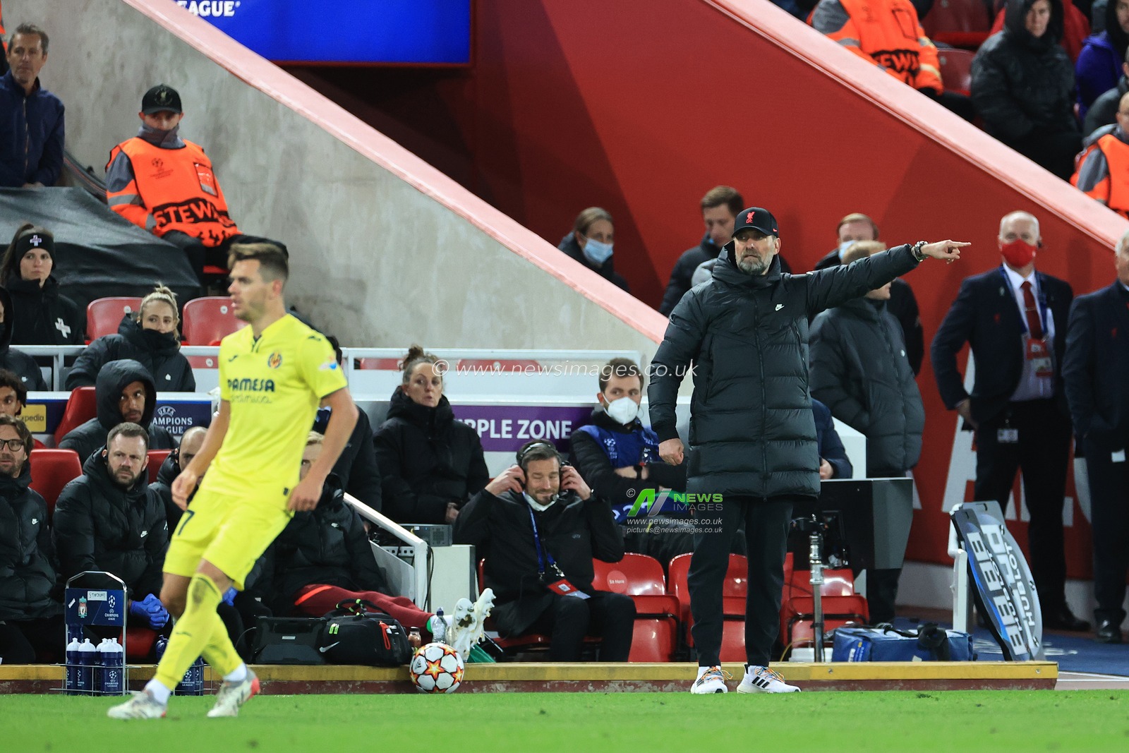 JÃ¼rgen Klopp manager of Liverpool shouts instructions to his team from the dug-out