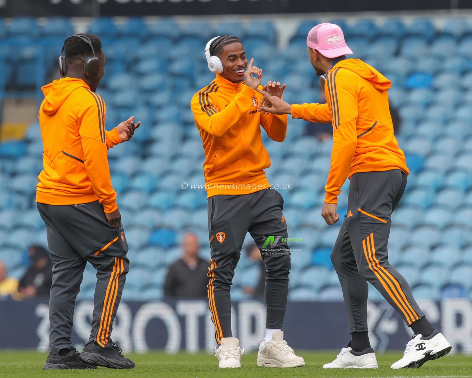 Crysencio Summerville #10 of Leeds United laughs with his teammates ahead of the Premier League match Leeds United vs Crystal Palace at Elland Road, Leeds, United Kingdom, 9th April 2023

(Photo by James Heaton/News Images)