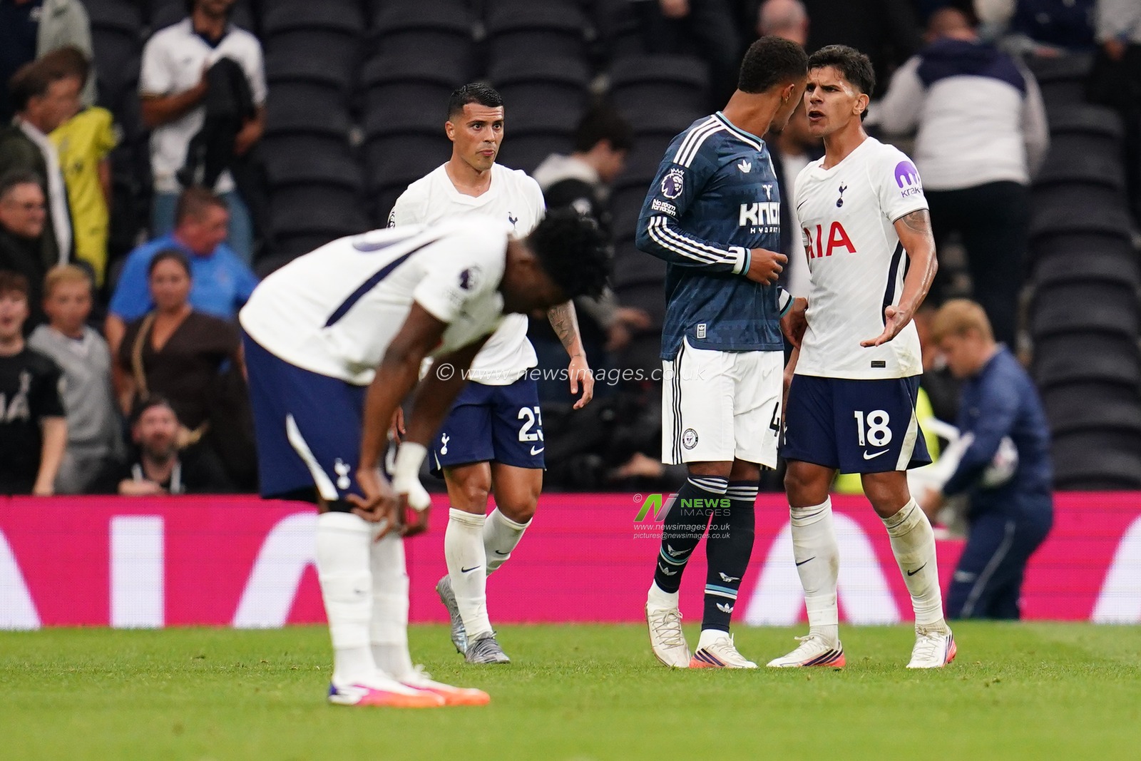 Mateus Fernandes of Tottenham Hotspur and Jacob Ramsey of Newcastle United at full time during the Premier League match Tottenham Hotspur vs Newcastle Untied at Tottenham Hotspur Stadium, London, United Kingdom on 29 August 2026

(Photo by Harvey Murphy/News Images)