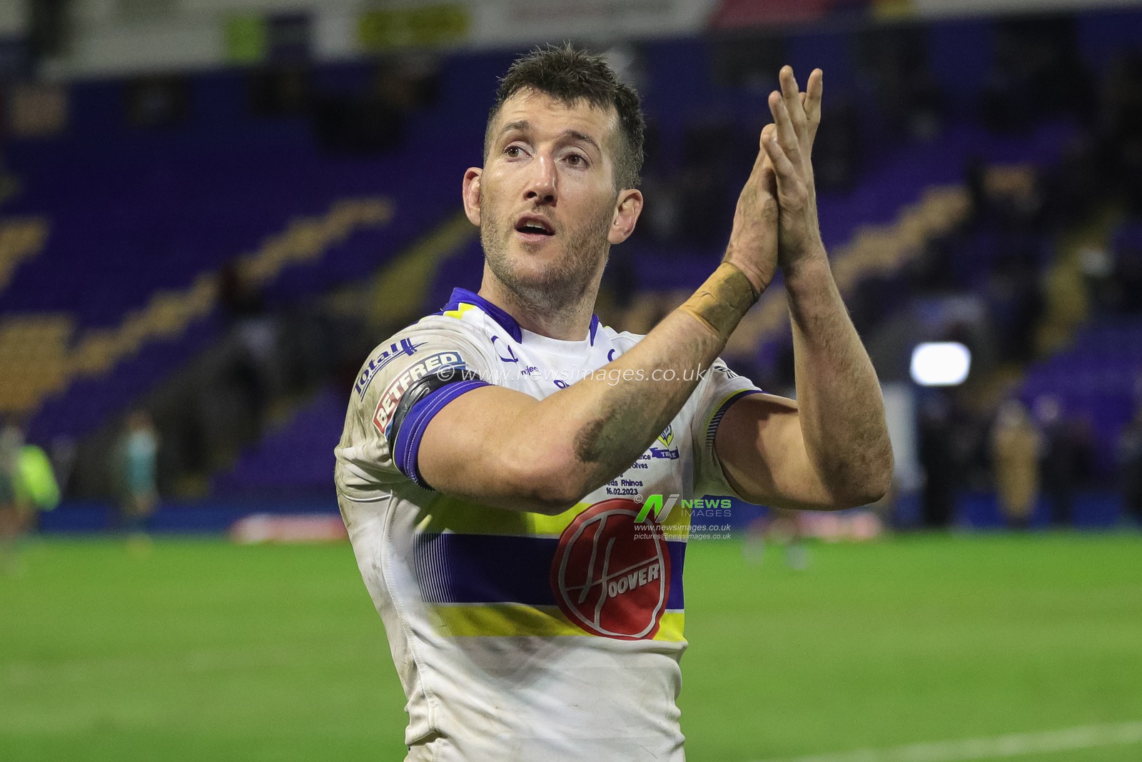 Stefan Ratchford #4 of Warrington Wolves claps his hands and applauds the supporters at full-time after the Betfred Super League Round 1 match Warrington Wolves vs Leeds Rhinos at Halliwell Jones Stadium, Warrington, United Kingdom, 16th February 2023

(Photo by James Heaton/News Images)