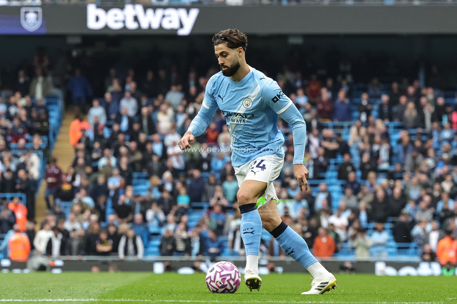 Josko Gvardiol of Manchester City with the ball during the Premier League match Manchester City vs Burnley at Etihad Stadium, Manchester, United Kingdom, 27th September 2025

(Photo by Mark Cosgrove/News Images)