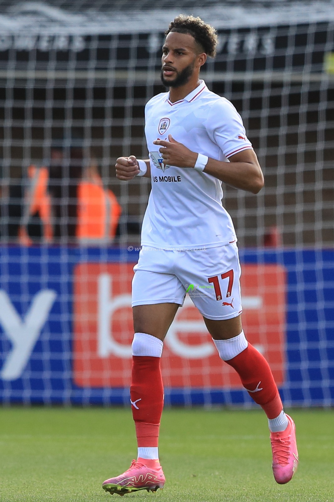 Barry Cotter #17 of Barnsley during the Sky Bet League 1 match Cheltenham Town vs Barnsley at The Jonny-Rocks Stadium, Cheltenham, United Kingdom, 2nd September 2023

(Photo by Alfie Cosgrove/News Images)