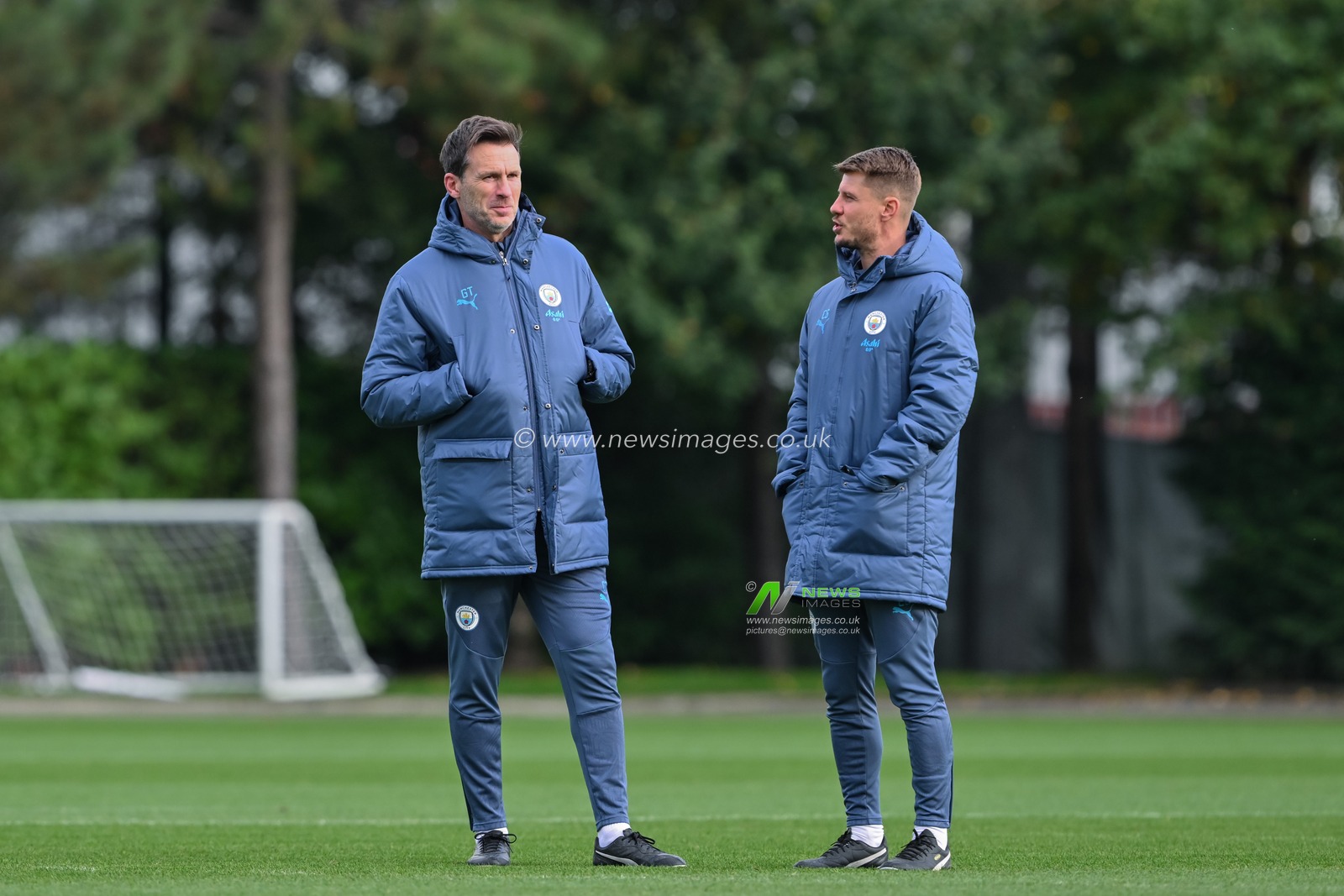 Gareth Taylor manager of Manchester City Women speaks with one of his coaches during Manchester City Women Champions league open training session at Joie Stadium, Manchester, United Kingdom, 8th October 2024

(Photo by Cody Froggatt/News Images)