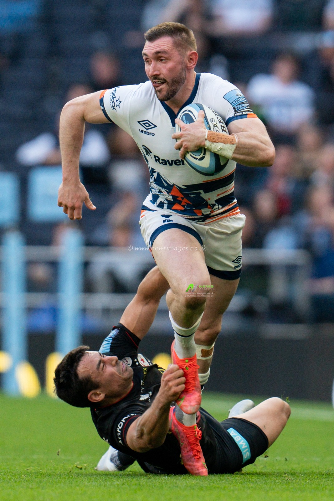 Richard Lane #15 of Bristol Bears battle for the ball  with  Alex Lozowski #13 of Saracens