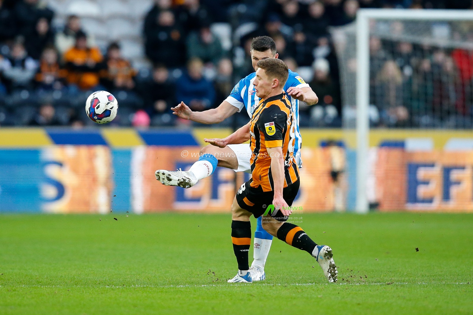 Matty Pearson #4 of Huddersfield Town and Greg Docherty #8 of Hull City during the Sky Bet Championship match Hull City vs Huddersfield Town at MKM Stadium, Hull, United Kingdom, 14th January 2023

(Photo by Ben Early/News Images)