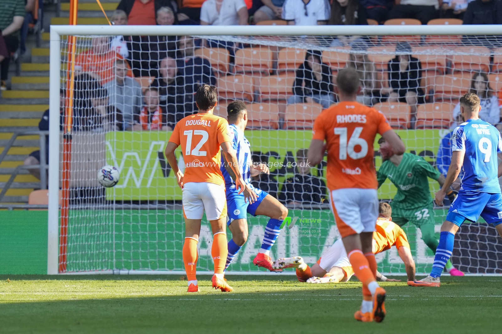 Josh Magennis #28 of Wigan Athletic heads a goal to make it 1-1 during the Sky Bet League 1 match Blackpool vs Wigan Athletic at Bloomfield Road, Blackpool, United Kingdom, 2nd September 2023

(Photo by Steve Flynn/News Images)