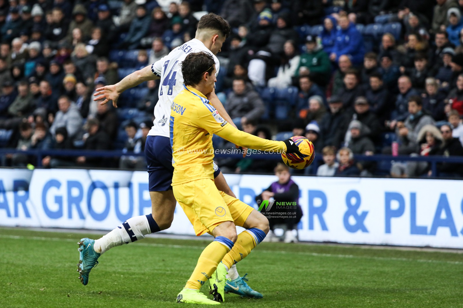 Brenden Aaronson of Leeds United and Jordan Storey of Preston North End battling for the ball during the Sky Bet Championship match Preston North End vs Leeds United at Deepdale, Preston, United Kingdom, 14th December 2024

(Photo by Jorge Horsted/News Images)