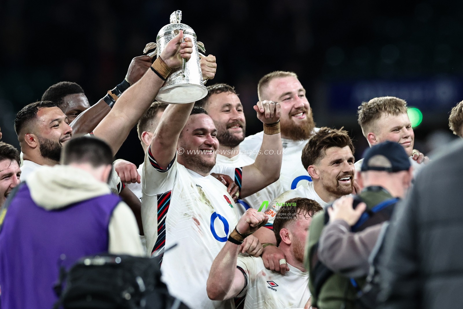 England lift the Calcutta Cup during the 2025 Guinness 6 Nations match England vs Scotland at Allianz Stadium, Twickenham, United Kingdom, 22nd February 2025

(Photo by Mark Cosgrove/News Images)