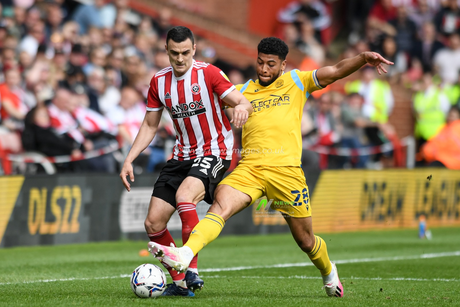 Filip Uremovic #25 of Sheffield United competes with Josh Laurent #28 of Reading for the ball