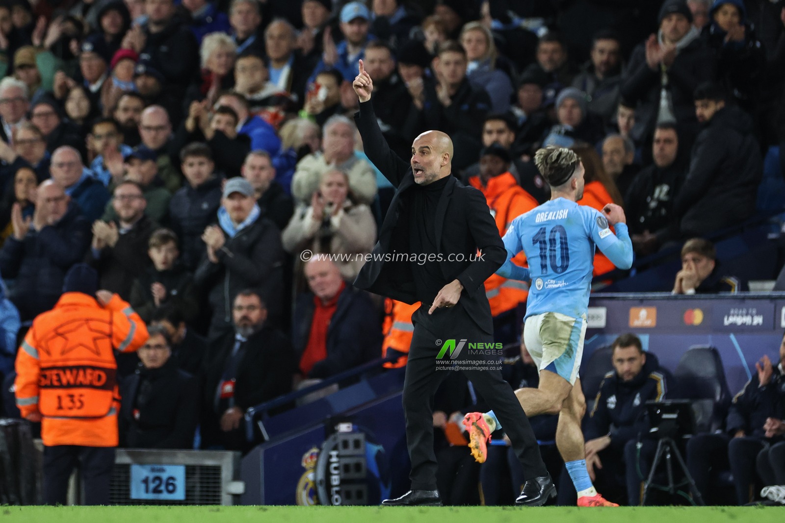 Pep Guardiola manager of Manchester City gives his team instructions during the UEFA Champions League Quarter Final Manchester City vs Real Madrid at Etihad Stadium, Manchester, United Kingdom, 17th April 2024

(Photo by Mark Cosgrove/News Images)