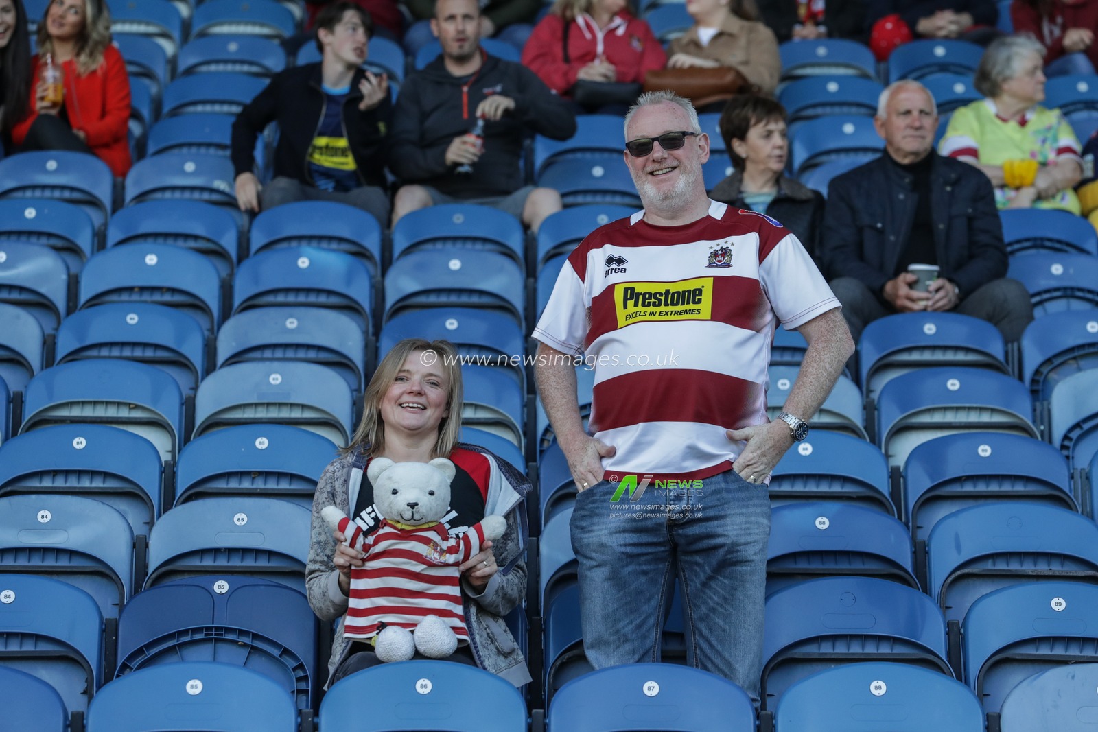 21st June 2019 , John Smiths Stadium, Huddersfield, England; Betfred Super League, Round 19, Huddersfield Giants vs Wigan Warriors ; Wigan fans wait for kickoff with there mascot 


Credit: Mark Cosgrove/News Images