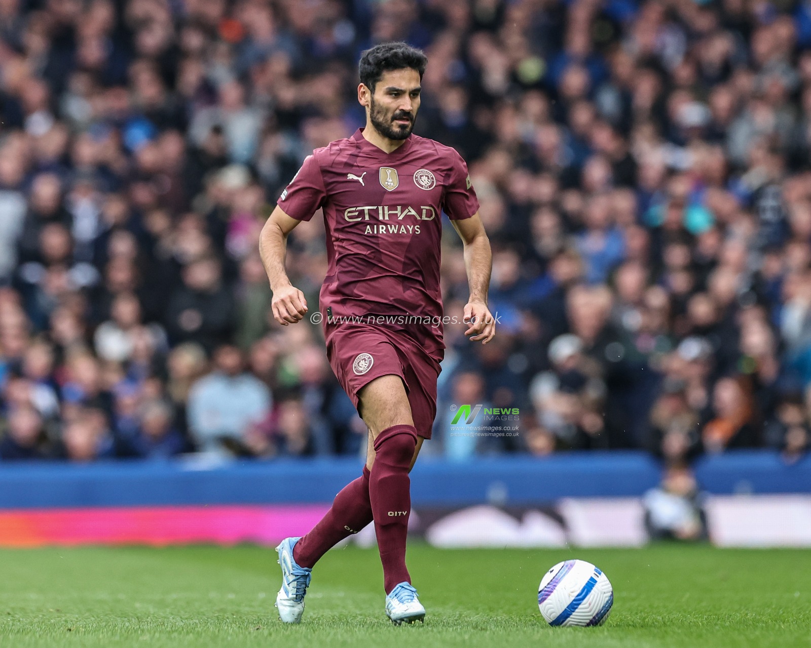 Ä°lkay GÃ¼ndoÄŸan of Manchester City breaks with the ball during the Premier League match Everton vs Manchester City at Goodison Park, Liverpool, United Kingdom, 19th April 2025

(Photo by Mark Cosgrove/News Images)