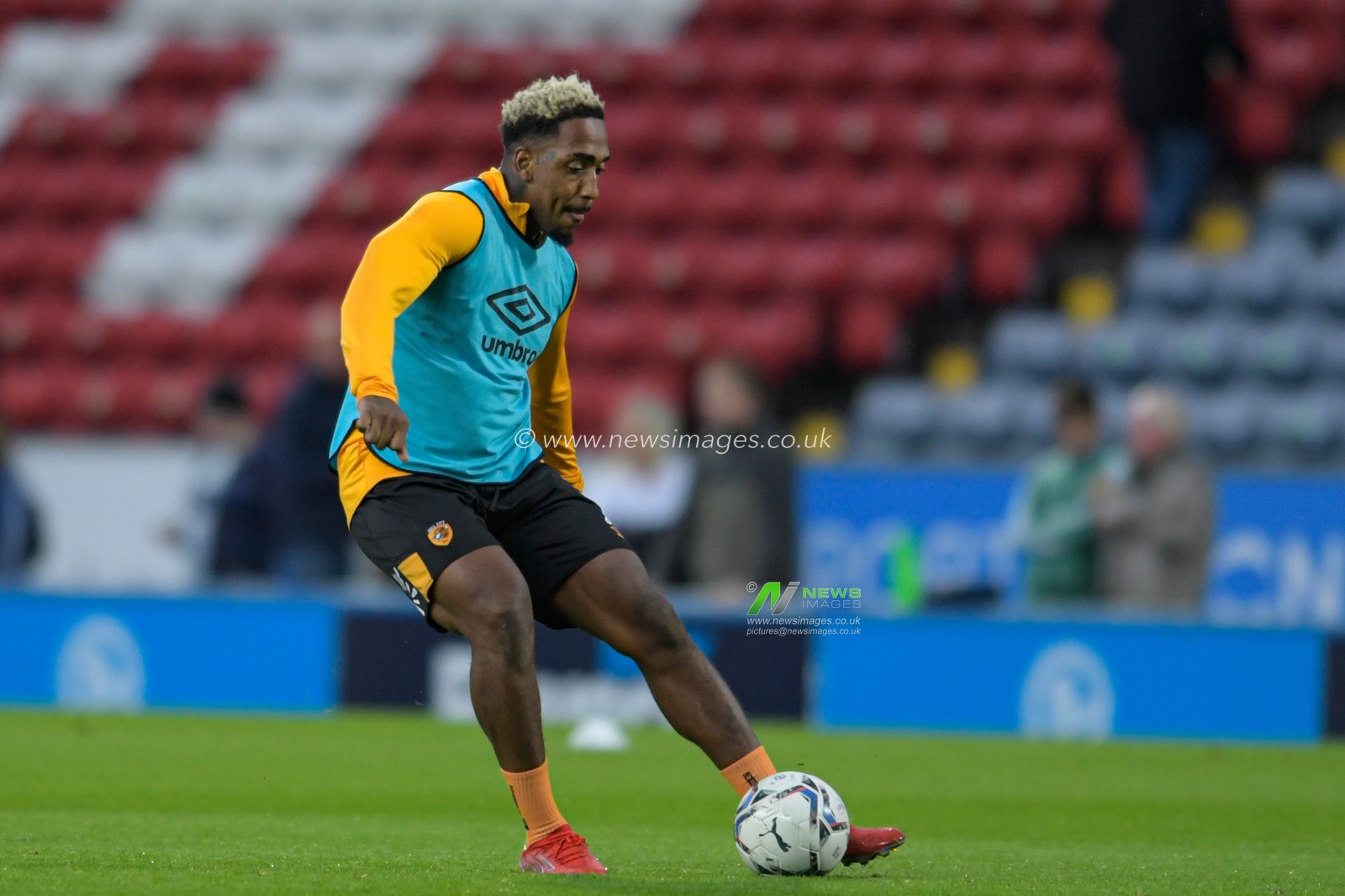 Mallik Wilks #7 of Hull City warming up before the game