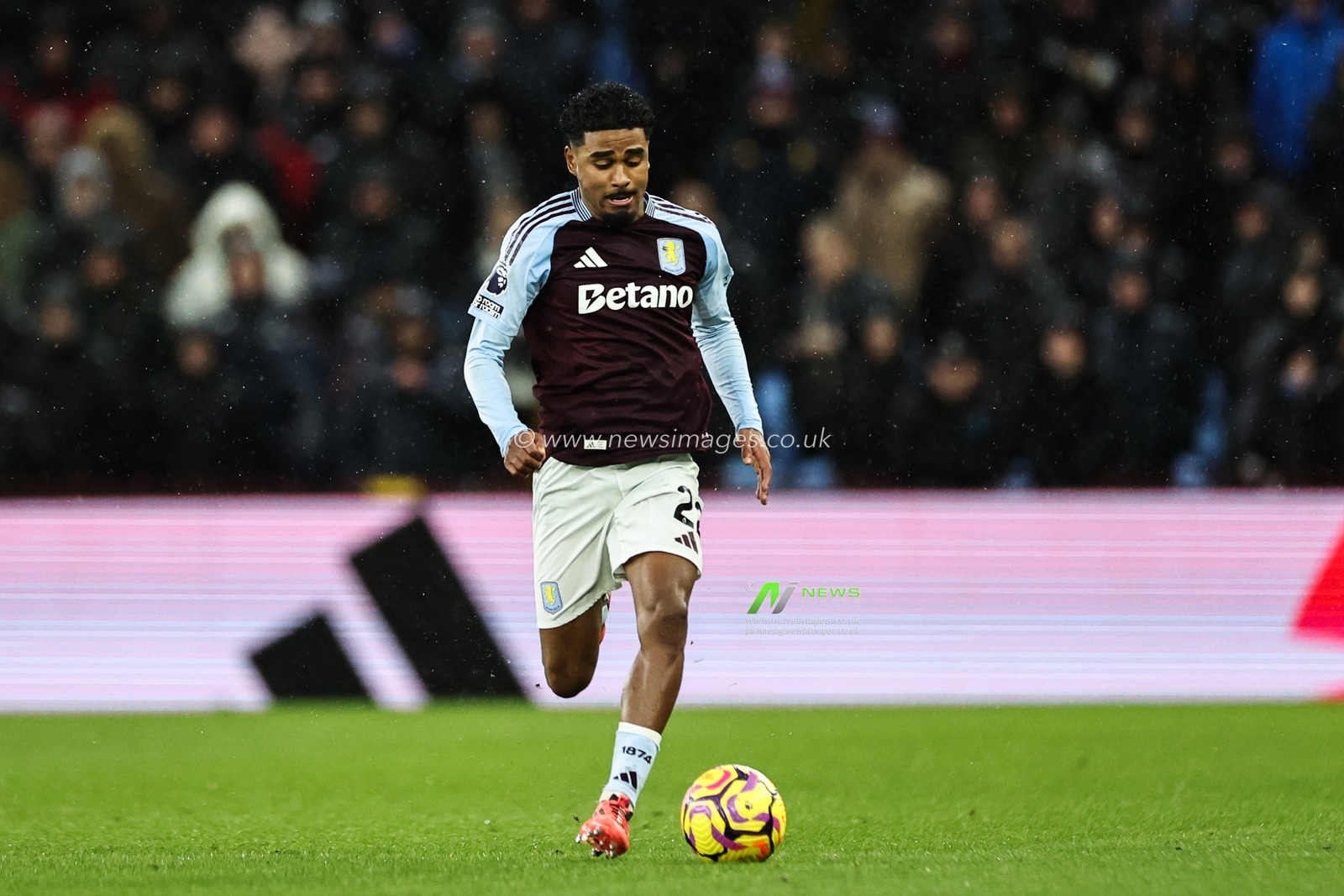 Ian Maatsen of Aston Villa goes forward with the ball during the Premier League match Aston Villa vs Southampton at Villa Park, Birmingham, United Kingdom, 7th December 2024

(Photo by Mark Cosgrove/News Images)