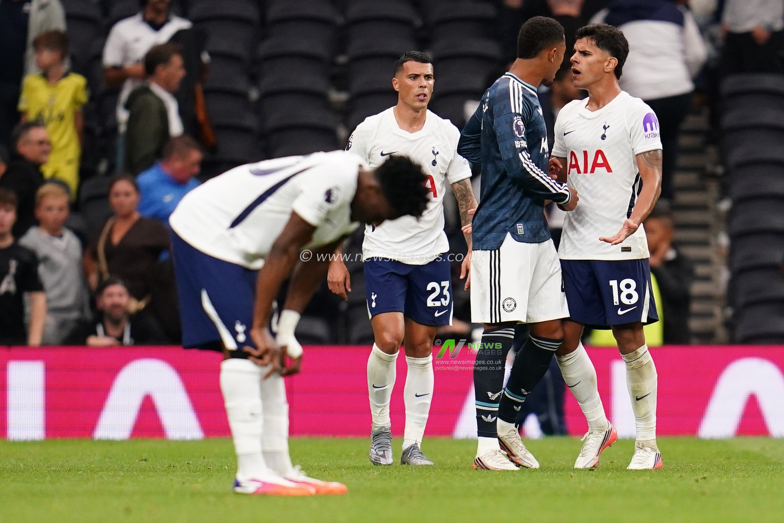 Mateus Fernandes of Tottenham Hotspur and Jacob Ramsey of Newcastle United at full time during the Premier League match Tottenham Hotspur vs Newcastle Untied at Tottenham Hotspur Stadium, London, United Kingdom on 29 August 2026

(Photo by Harvey Murphy/News Images)