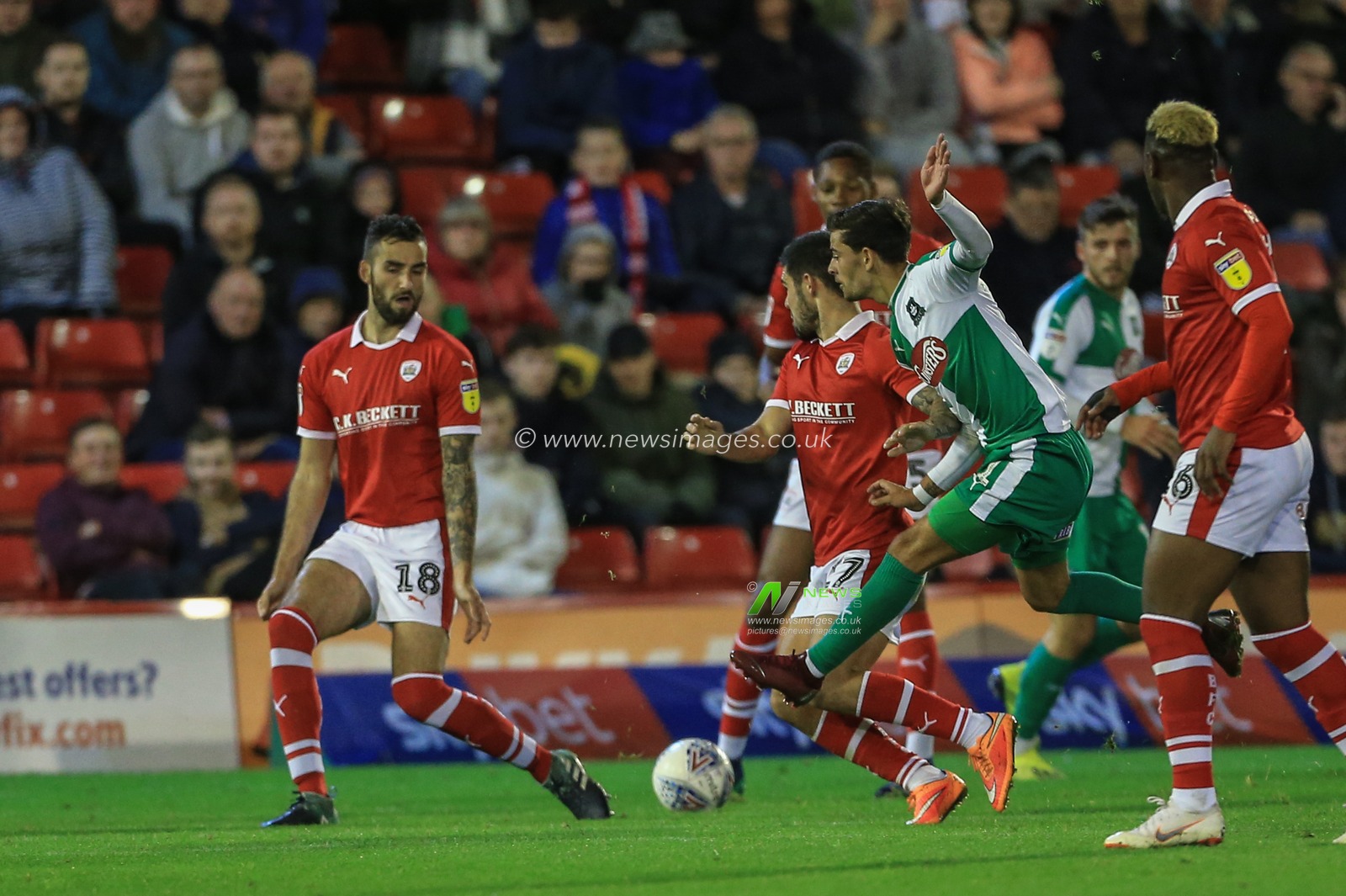 2nd October  2018, Oakwell, Barnsley, England; Sky Bet League One, Barnsley v Plymouth Argyle ; Ruben Lameiras (11) of Plymouth Argyle scores to make it  1-1



Credit: Mark Cosgrove/News Images

English Football League images are subject to DataCo Licence