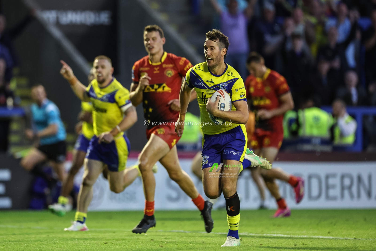 Stefan Ratchford of Warrington Wolves goes over for a try during the Betfred Super League Round 13 match Warrington Wolves vs Castleford Tigers at Halliwell Jones Stadium, Warrington, United Kingdom, 30th May 2025

(Photo by Mark Cosgrove/News Images)