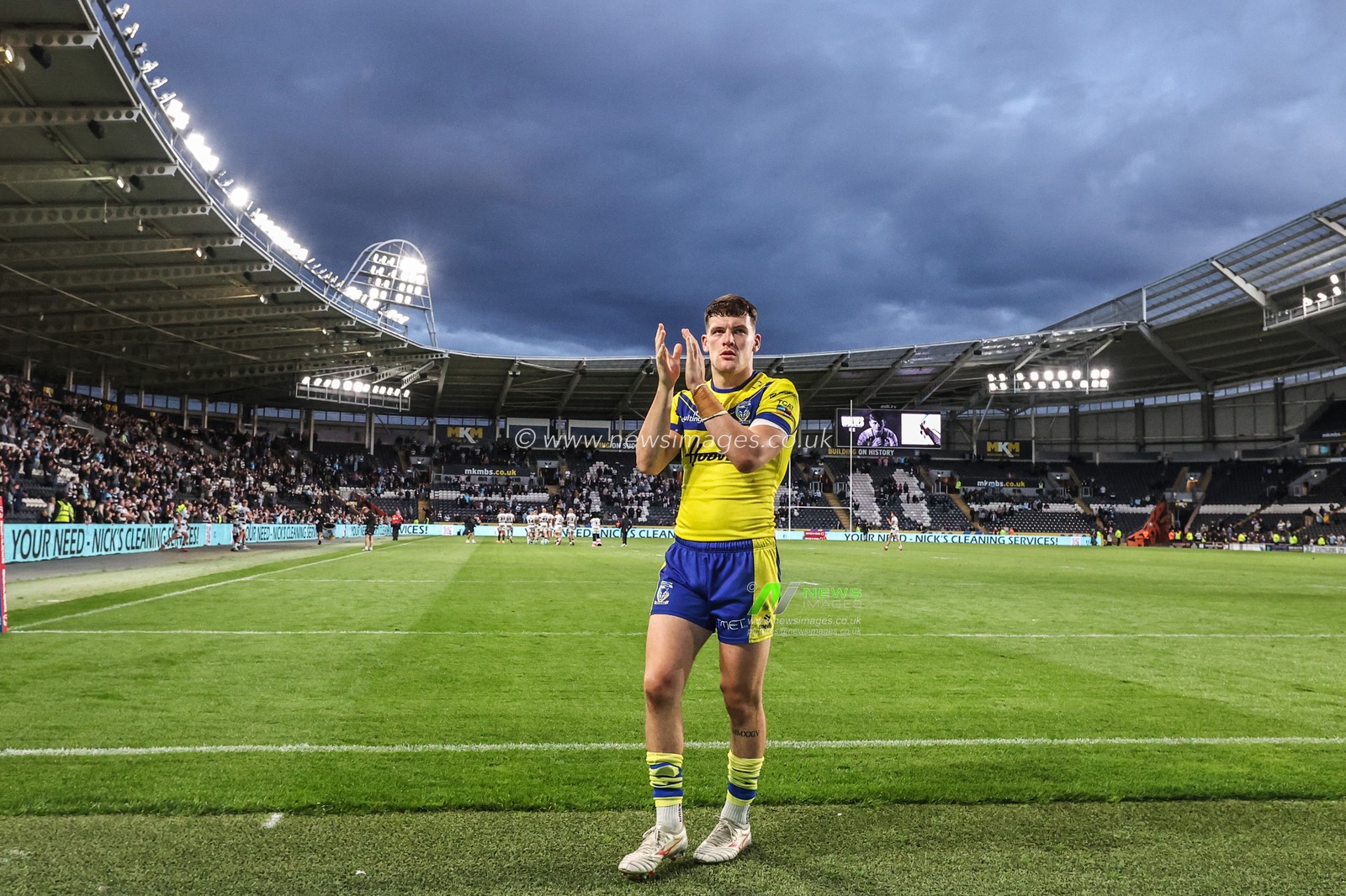 Josh Thewlis of Warrington Wolves applauds the fans after the game during the Betfred Super League Round 26 match Hull FC vs Warrington Wolves at MKM Stadium, Hull, United Kingdom, 13th September 2025

(Photo by Alfie Cosgrove/News Images)