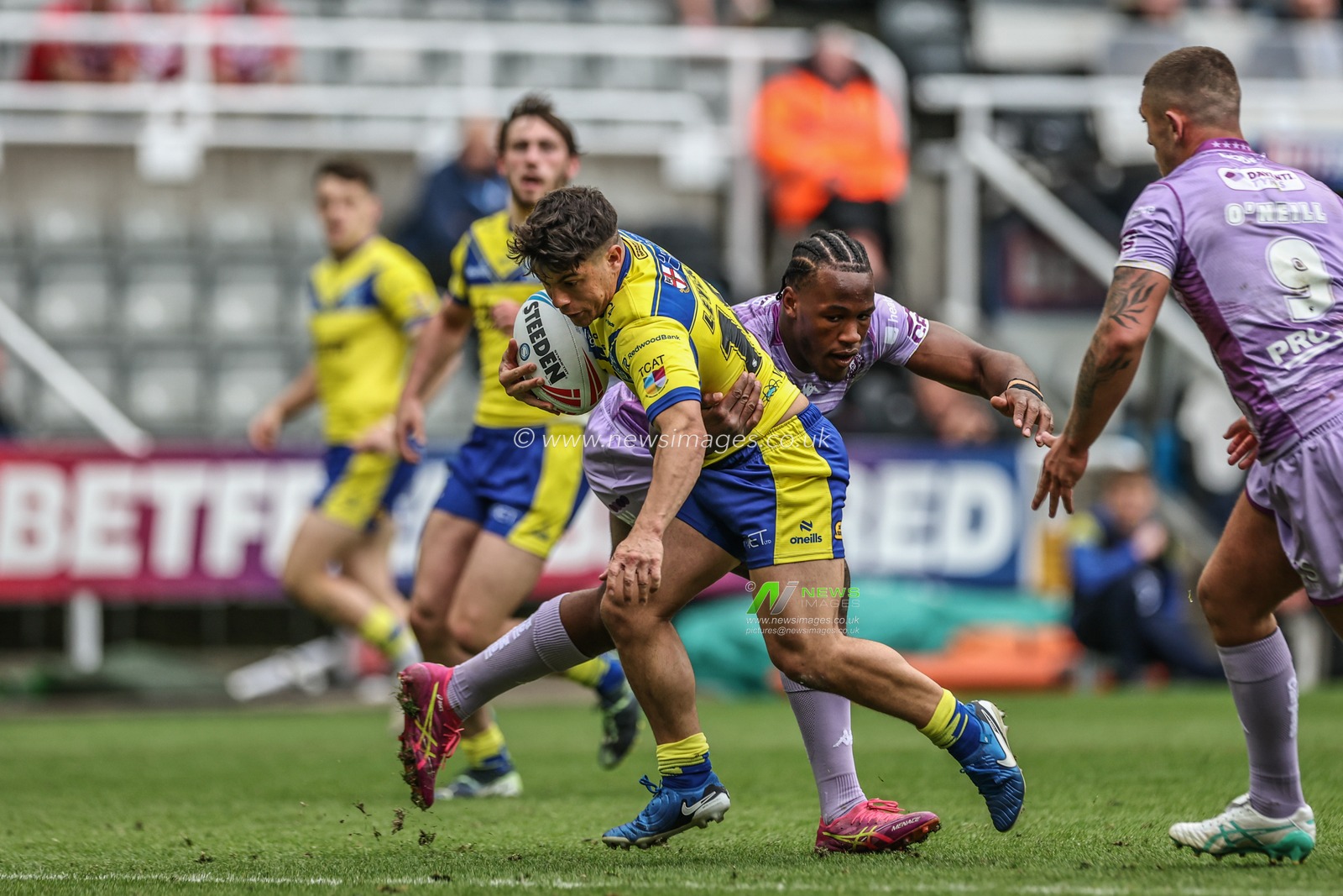 Oli Leyland of Warrington Wolves in action during the game during the Betfred Magic Weekend 2025 match Huddersfield Giants vs Hull FC at St. James's Park, Newcastle, United Kingdom, 4th May 2025

(Photo by Mark Cosgrove/News Images)