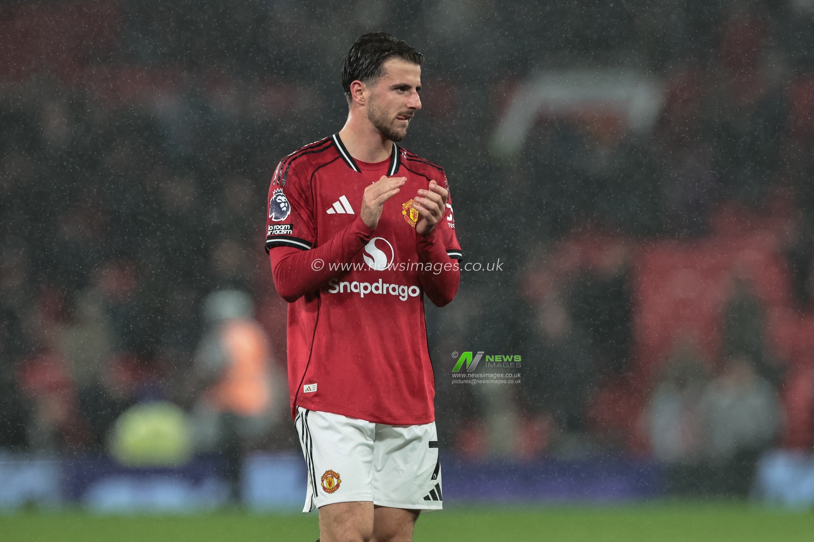 Mason Mount of Manchester United applauds the fans after the final whistle during the Premier League match Manchester United vs Chelsea at Old Trafford, Manchester, United Kingdom, 20th September 2025

(Photo by Mark Cosgrove/News Images)