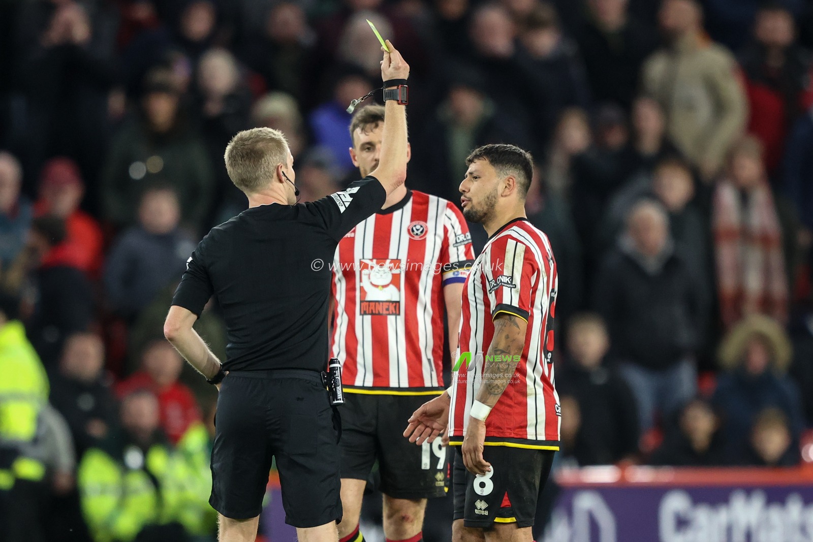 Referee Gavin Ward  gives a yellow card to Gustavo Hamer of Sheffield United during the Sky Bet Championship match Sheffield United vs Sunderland at Bramall Lane, Sheffield, United Kingdom, 29th November 2024

(Photo by Alfie Cosgrove/News Images)