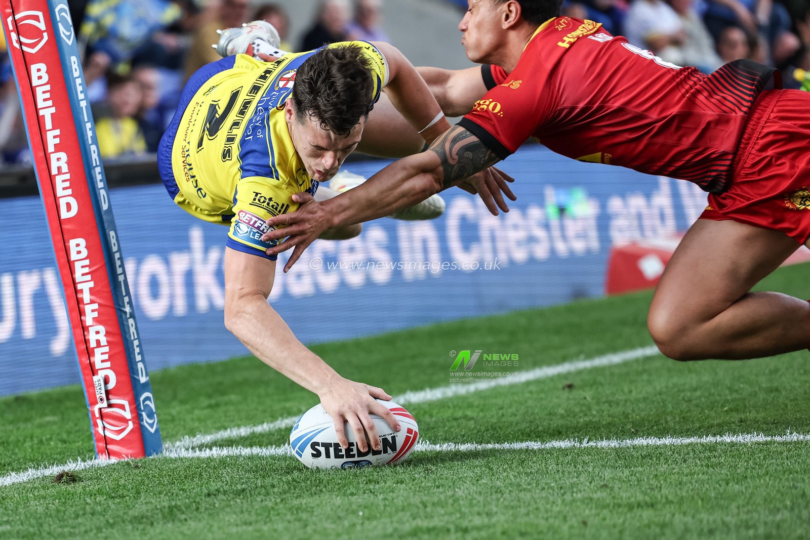 Josh Thewlis of Warrington Wolves goes over for a try during the Betfred Super League Round 13 match Warrington Wolves vs Castleford Tigers at Halliwell Jones Stadium, Warrington, United Kingdom, 30th May 2025

(Photo by Mark Cosgrove/News Images)