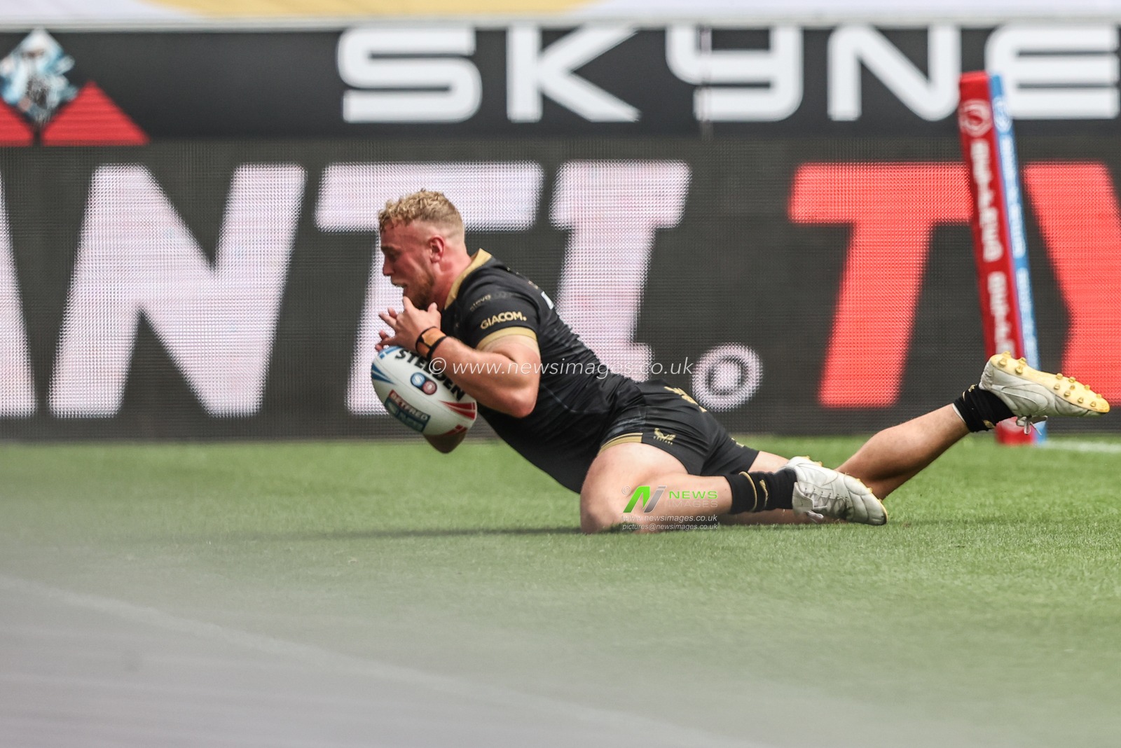 Jack Ashworth of Hull FC goes over for a try during the Betfred Super League Round 19 match Wigan Warriors vs Hull FC at The Brick Community Stadium, Wigan, United Kingdom, 19th July 2025

(Photo by Alfie Cosgrove/News Images)