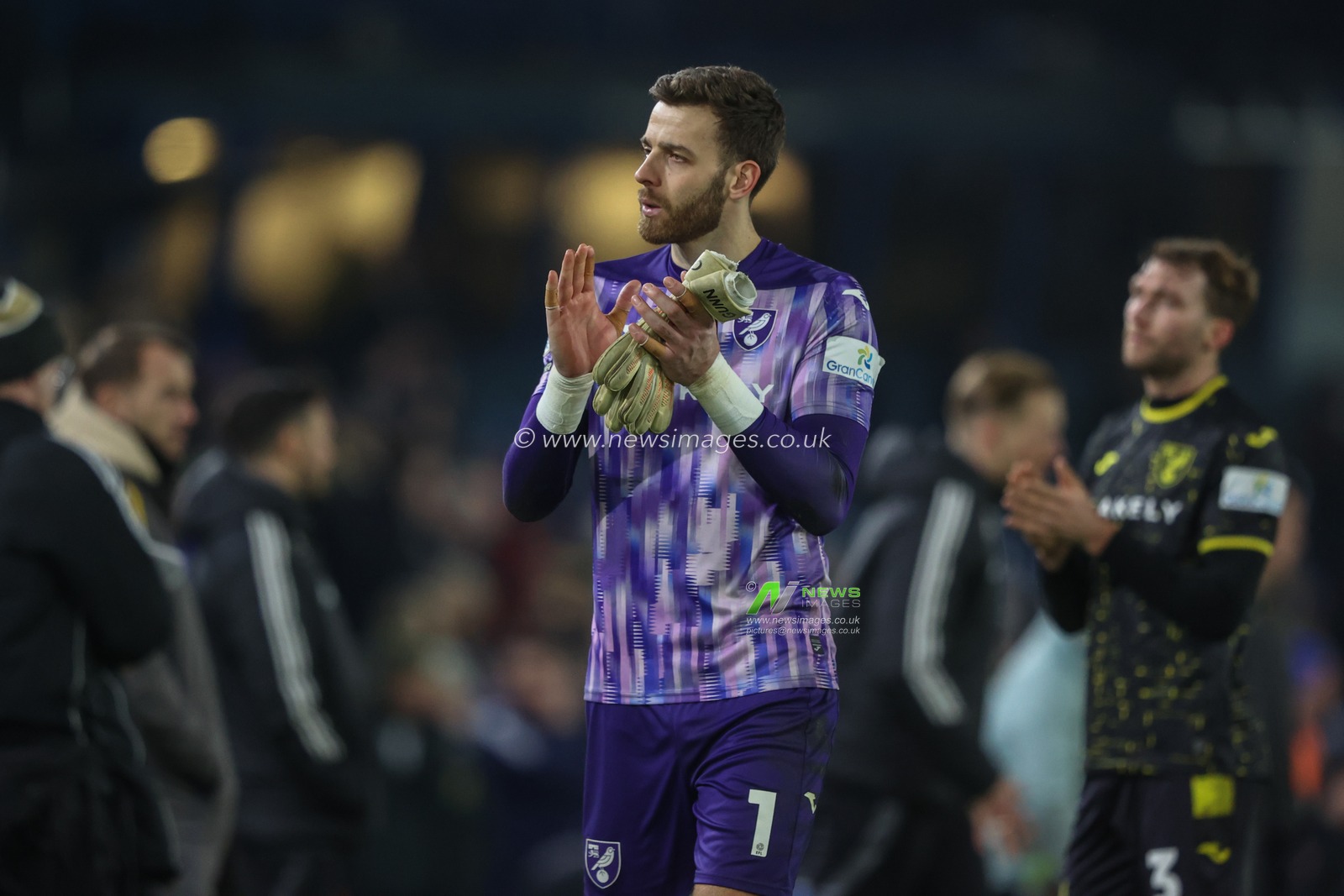 Angus Gunn of Norwich City applauds the fans after the game during the Sky Bet Championship match Leeds United vs Norwich City at Elland Road, Leeds, United Kingdom, 22nd January 2025

(Photo by Alfie Cosgrove/News Images)