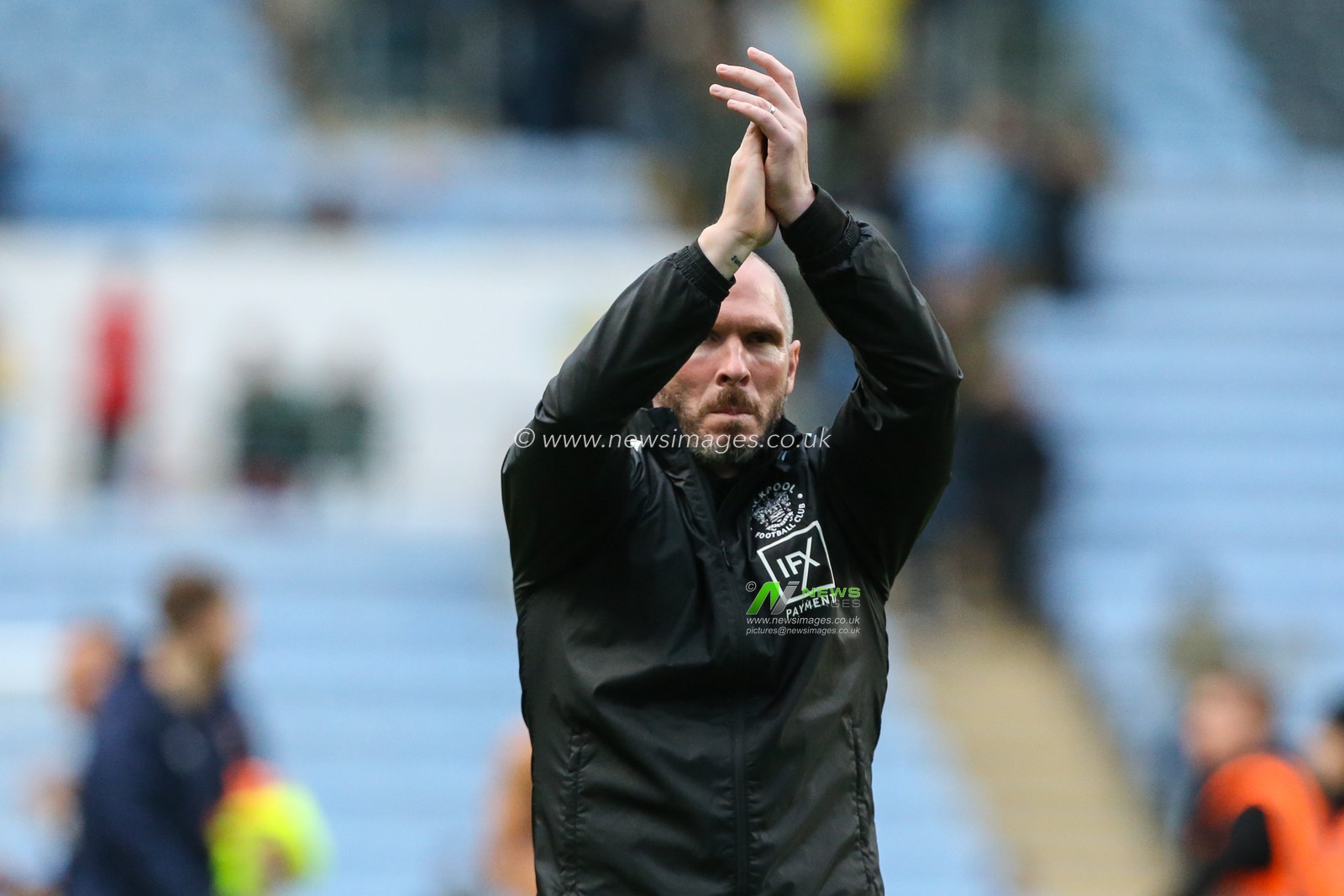 Michael Appleton manager of Blackpool acknowledges the supporters at the final whistle during the Sky Bet Championship match Coventry City vs Blackpool at Coventry Building Society Arena, Coventry, United Kingdom, 29th October 2022

(Photo by Arron Gent/News Images)
