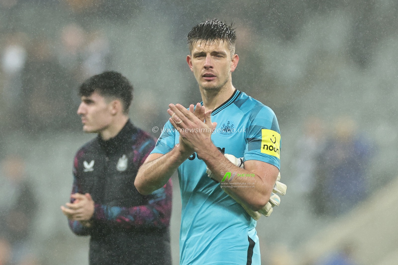 Nick Pope #22 of Newcastle United applauds the home fans after losing 0-1 during the UEFA Champions League match Newcastle United vs Borussia Dortmund at St. James's Park, Newcastle, United Kingdom, 25th October 2023

(Photo by Mark Cosgrove/News Images)