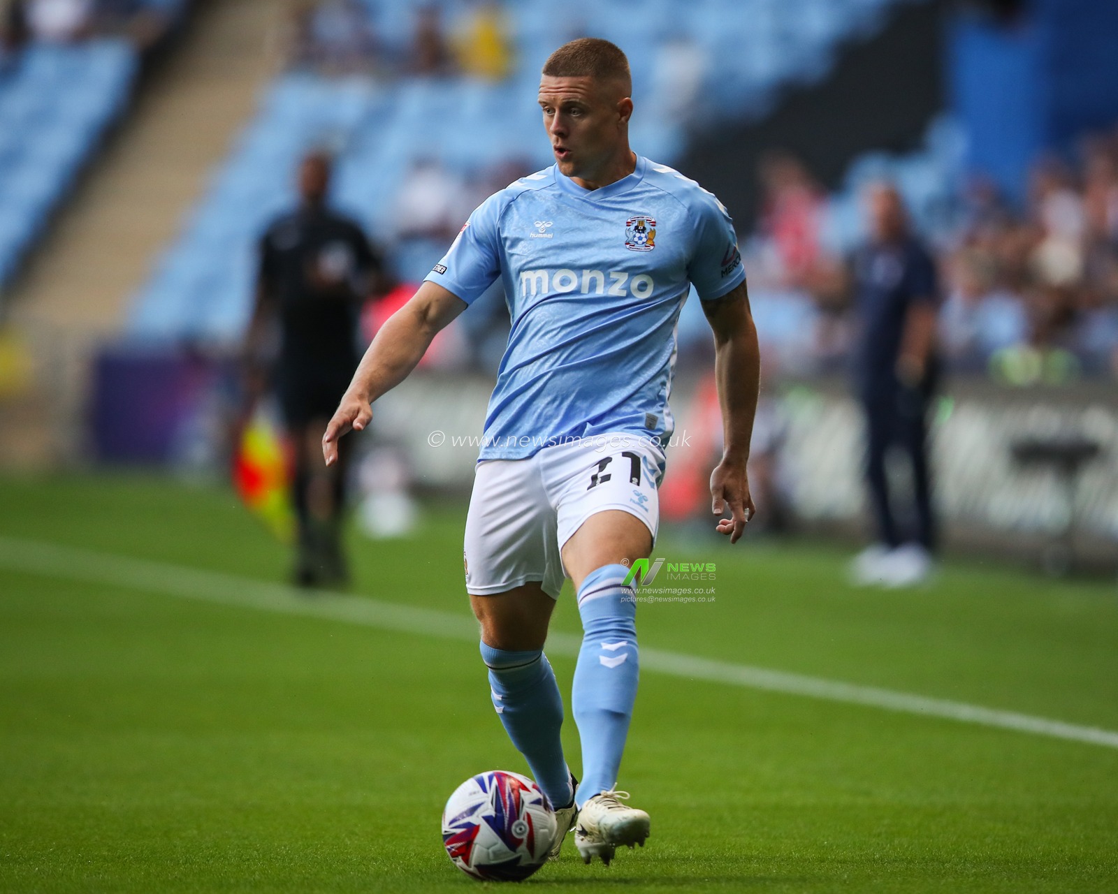 Jake Bidwell of Coventry City passes the ball during the Sky Bet Championship match Coventry City vs Oxford United at Coventry Building Society Arena, Coventry, United Kingdom, 16th August 2024

(Photo by Gareth Evans/News Images)