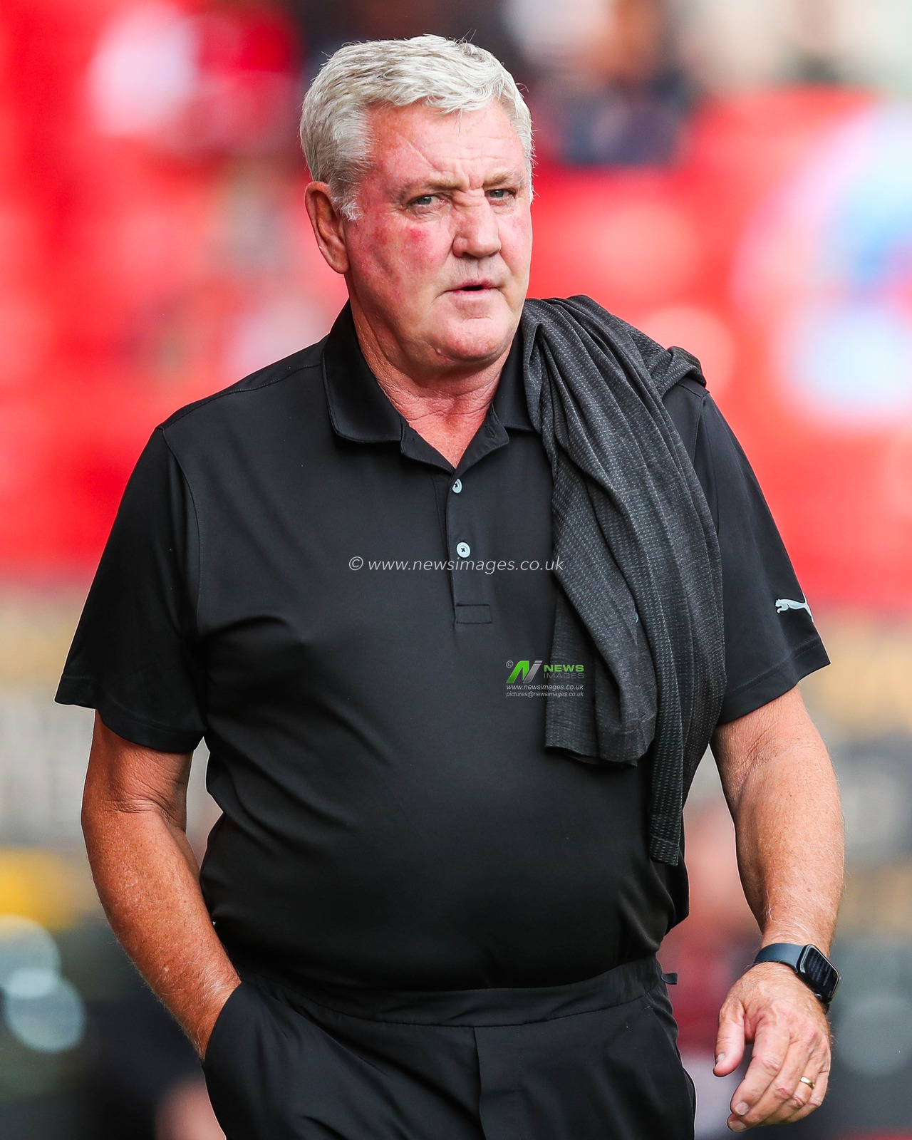 Steve Bruce of Blackpool walks out of the tunnel the Sky Bet League 1 match Charlton Athletic vs Blackpool at The Valley, London, United Kingdom, 21st September 2024

(Photo by Izzy Poles/News Images)