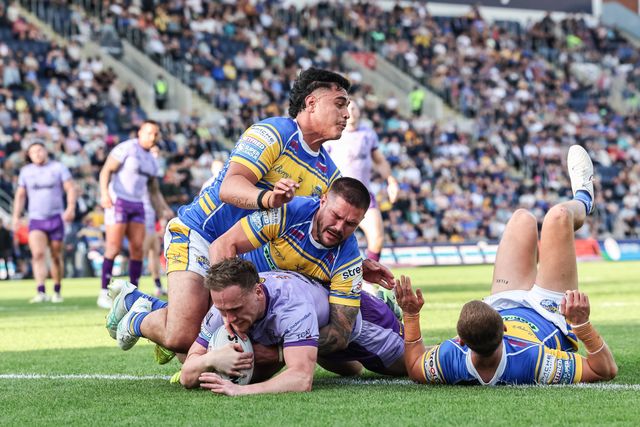 Ben Currie of Warrington Wolves goes over for a try during the Betfred Super League Round 14 Leeds Rhinos v Warrington Wolves at Headingley Stadium, Leeds, United Kingdom, 14th June 2025

(Photo by Mark Cosgrove/News Images)