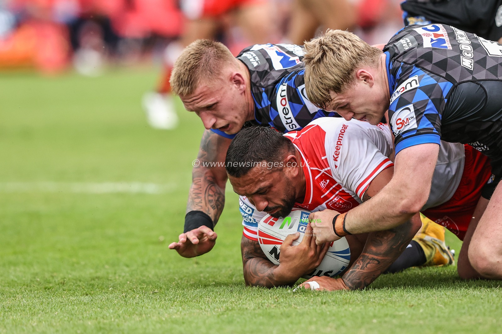 Elliot Minchella of Hull KR is tackled during the Betfred Super League round 17 match Hull KR vs Leeds Rhinos at Sewell Group Craven Park, Kingston upon Hull, United Kingdom, 6th July 2025

(Photo by Alfie Cosgrove/News Images)
