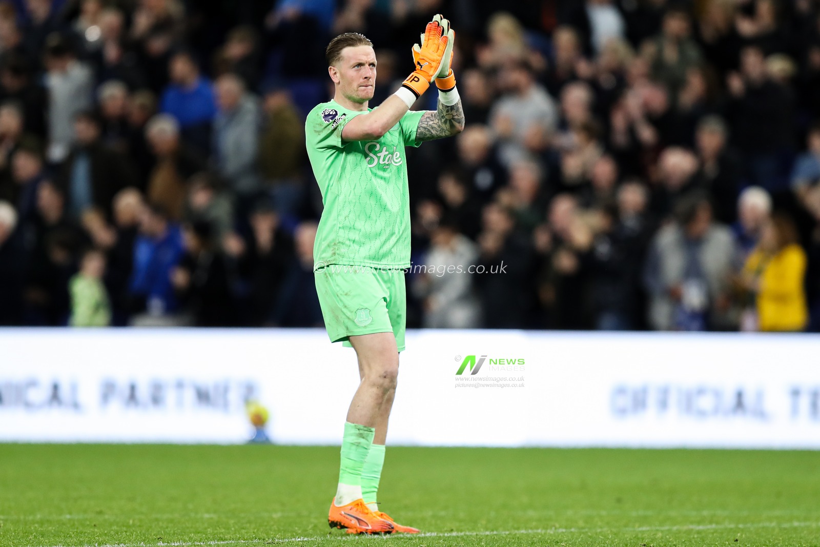 Jordan Pickford of Everton celebrates full time whistle during the Premier League match Everton vs Fulham at Hill Dickinson Stadium, Liverpool, United Kingdom, 8th November 2025

(Photo by Jorge Horsted/News Images)

*** GER AUT SUI OUT ***