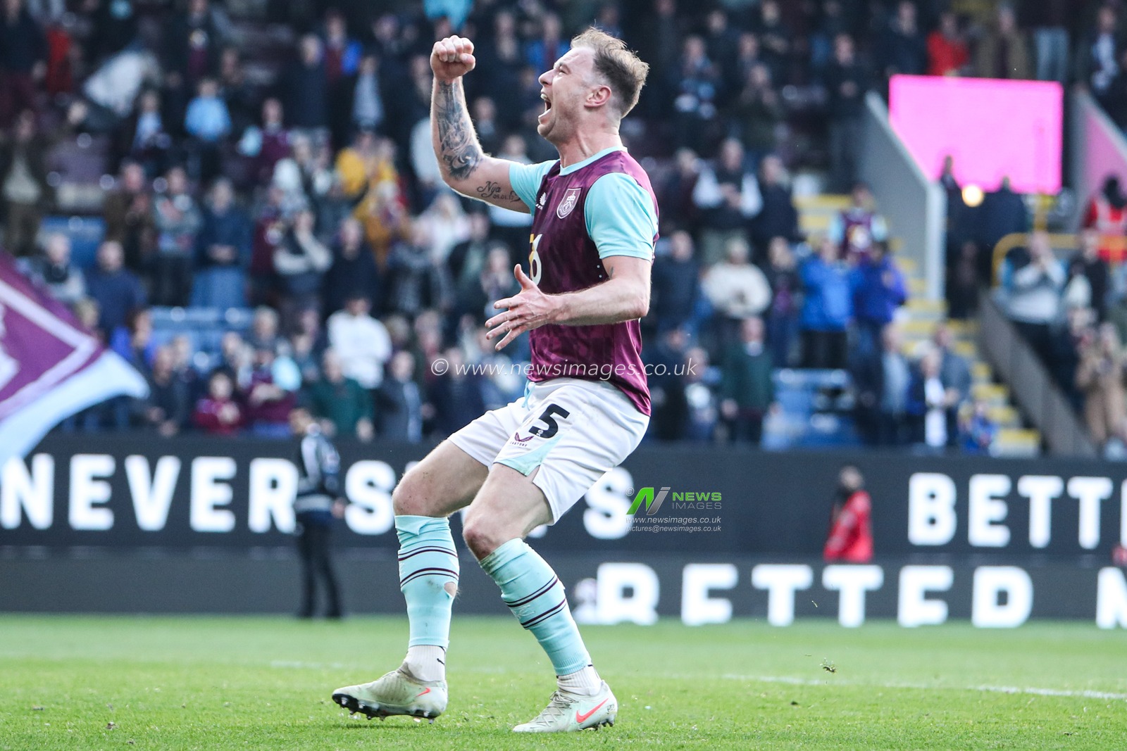 Ashley Barnes of Burnley celebrates goal to make it 4-0 during the Sky Bet Championship match Burnley vs Luton Town at Turf Moor, Burnley, United Kingdom, 8th March 2025

(Photo by Jorge Horsted/News Images)