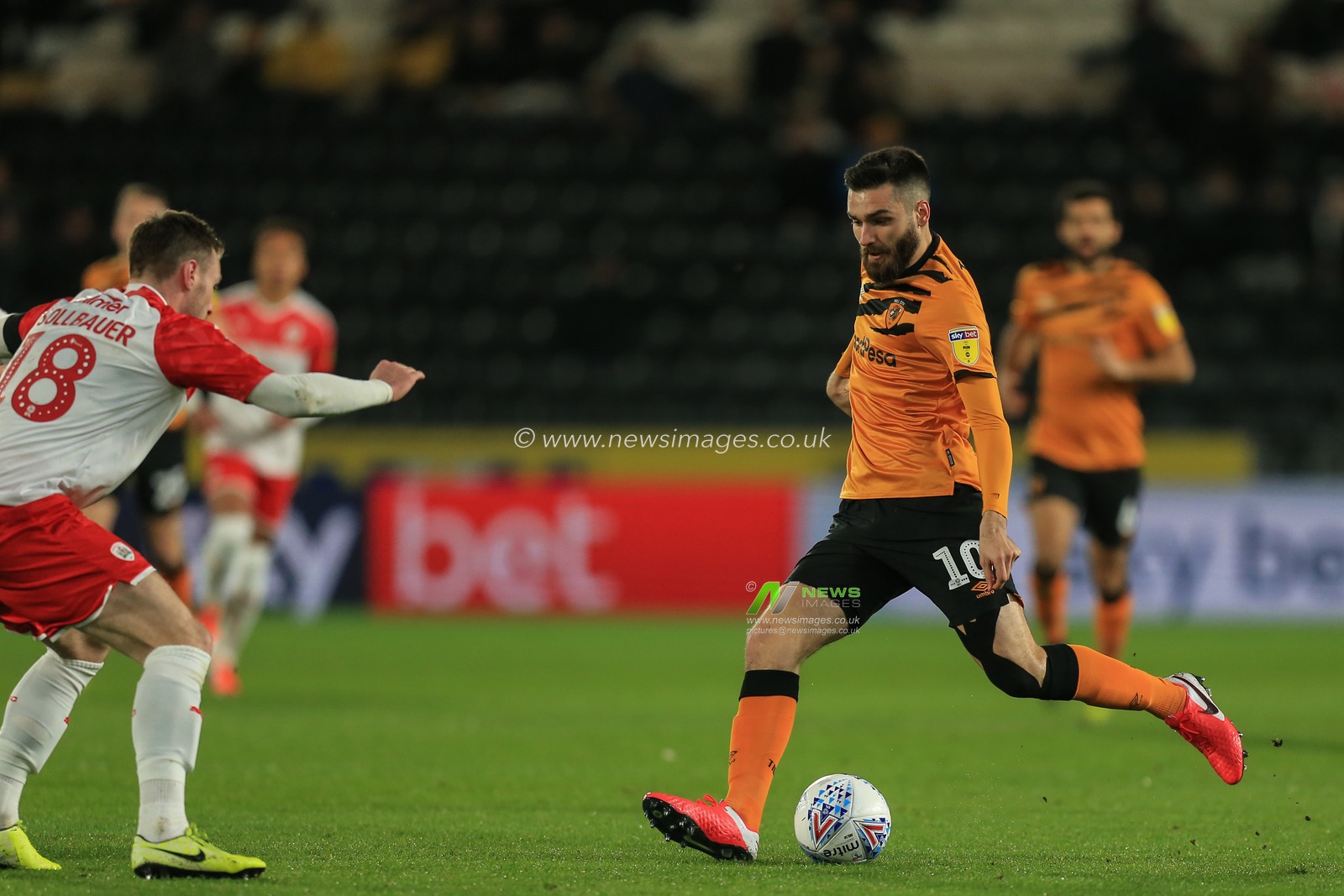 26th February 2020, KC Stadium, Kingston upon Hull, England; Sky Bet Championship, Hull City v Barnsley : Jon Toral (10) of Hull City goes to pass the ball
