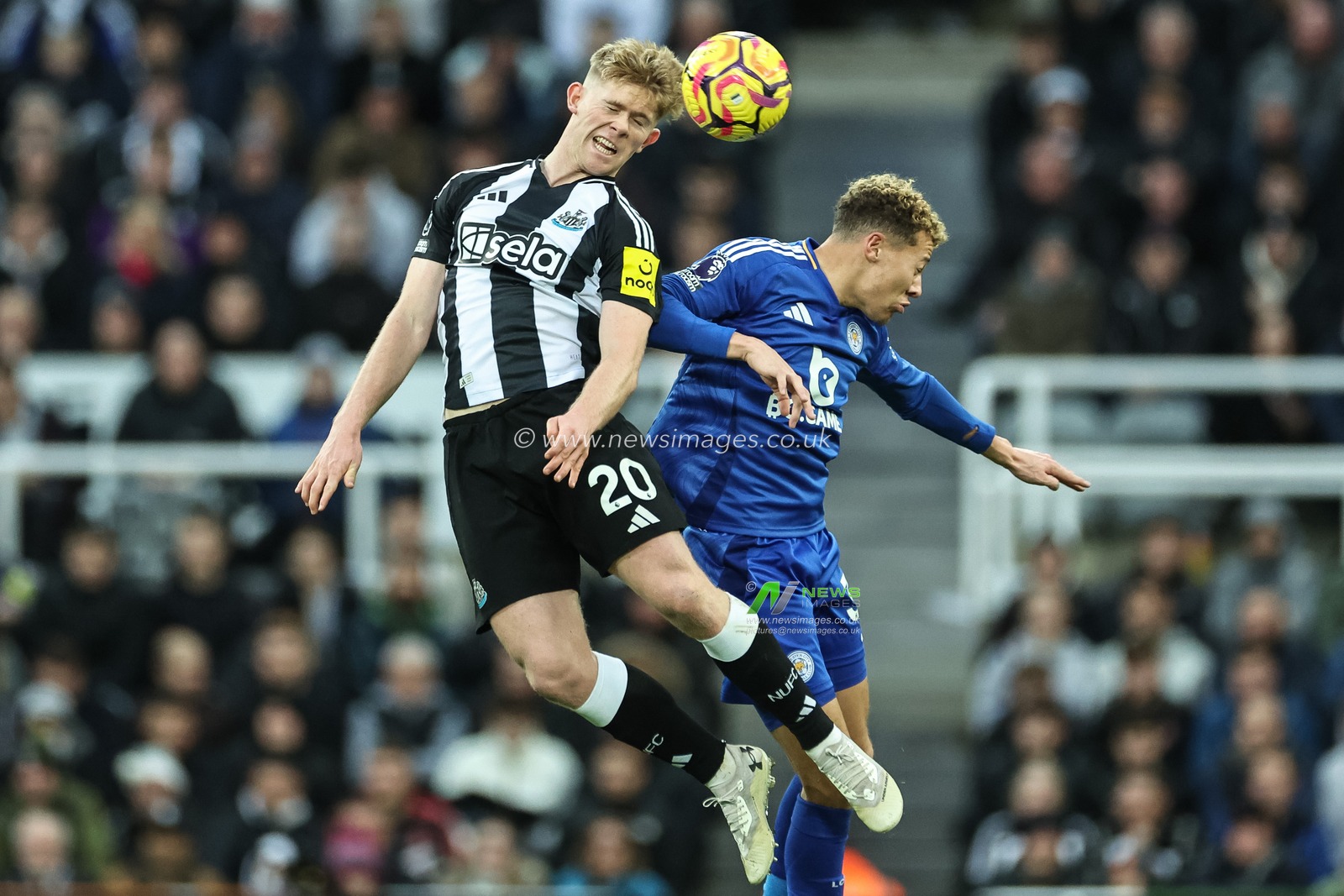 Lewis Hall of Newcastle United jumps up to win the high ball from Kasey McAteer of Leicester City during the Premier League match Newcastle United vs Leicester City at St. James's Park, Newcastle, United Kingdom, 14th December 2024

(Photo by Mark Cosgrove/News Images)