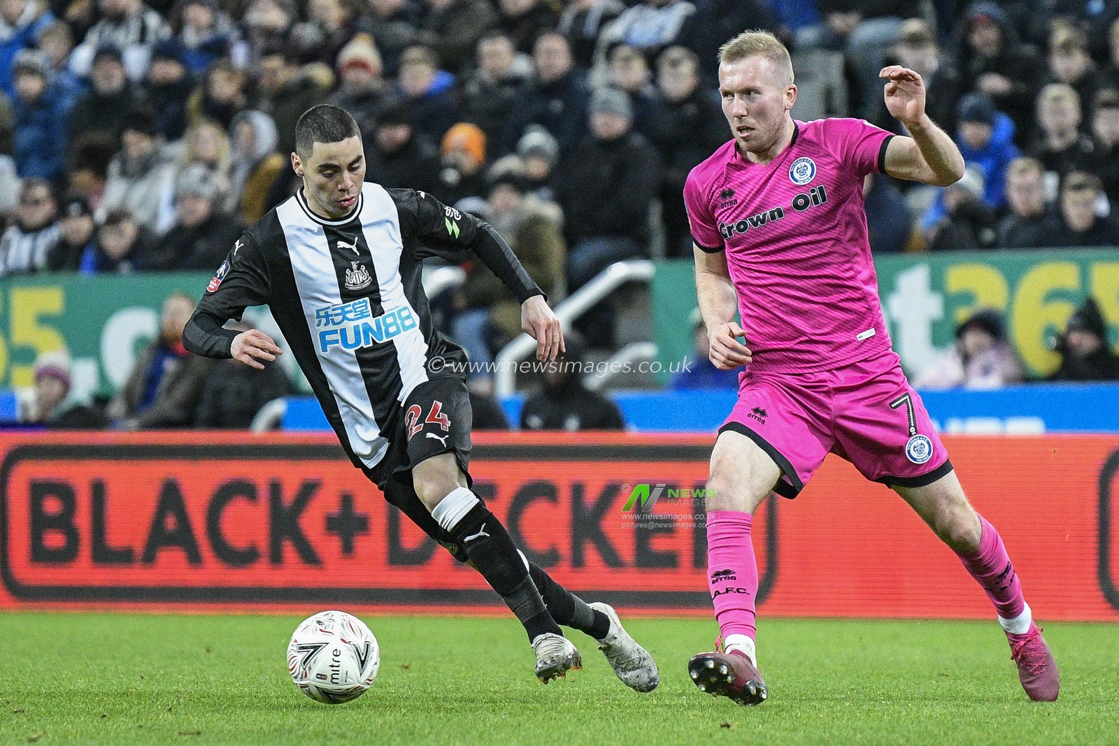14th January 2020, St. James's Park, Newcastle, England; Emirates FA Cup, Newcastle United v Rochdale : Miguel AlmirÃ³n (24) of Newcastle United in action

Credit: Iam Burn/News Images