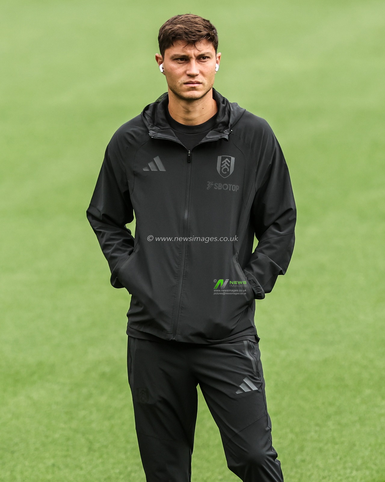 Jorge Cuenca of Fulham arrives during the Premier League match Sunderland vs Fulham at Stadium Of Light, Sunderland, United Kingdom on 30 August 2026

(Photo by Alfie Cosgrove/News Images)