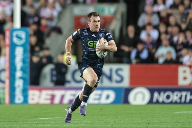 Harry Smith of Wigan Warriors breaks with the ball during the Betfred Super League Round 25 match St Helens vs Wigan Warriors at Totally Wicked Stadium, St Helens, United Kingdom, 5th September 2025

(Photo by Mark Cosgrove/News Images)